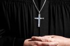 Kněz obviněný ze znásilnění připustil část své viny
