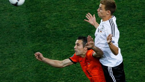 Robin van Persie a Holger Badstuber bojují o míč během utkání Nizozemska s Německem ve skupině B na Euru 2012.