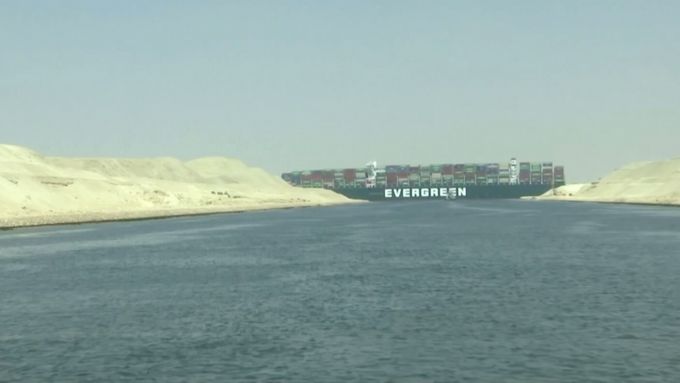 Dopravu v Suezském průplavu zablokovala kontejnerová loď