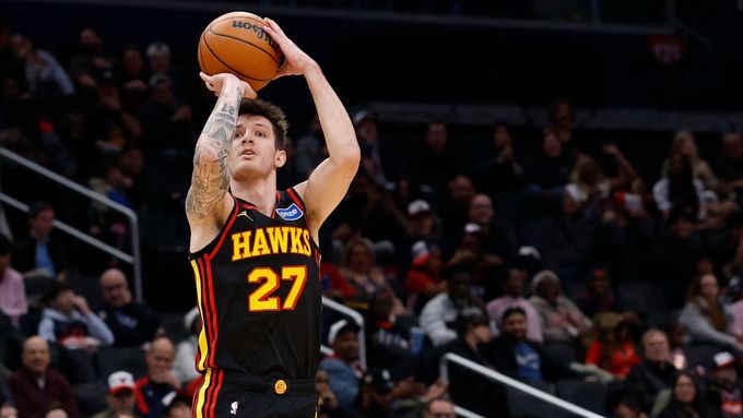 Vít Krejčí si připsal devět bodů v klíčové chvíli zápasu, kdy Hawks získali vedení