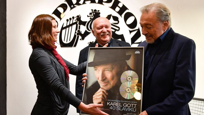 Karel Gott si bude muset na dalšího slavíka nejméně rok počkat. Na snímku z listopadu 2017 přebírá dvojnásobonu platinovou desku Supraphonu za prodej alba 40 slavíků.