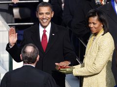 Barack Obama skládá přísahu do rukou předsedy Nejvyššího soudu Johna Robertse. Bibli, na kterou přísahal Abraham Lincoln v roce 1861, drží první dáma Michelle Obamová.