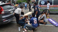 Thajští záchranáři po explozích v přímořském letovisku Chua Chin