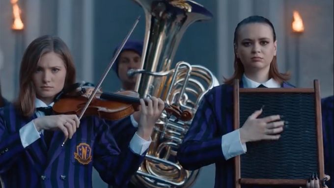 Upoutávka na 2. sérii seriálu Wednesday (Netflix), kde zní písnička Ivana Mládka Jožin z bažin.