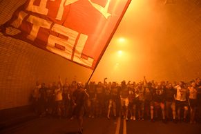 Stovky policistů v akci, šílení srbští fanoušci ovládli Prahu. Na Spartu šli Letenským tunelem