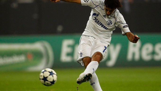 Raúl González, hráč Schalke, vstřelil proti Tel-Avivu rekordní 70. gól v pohárových zápasech.