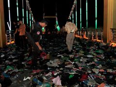 Tady se to stalo. Kambodžští vyšetřovatelé prohlížejí most přes řeku Tonle Sap, na němž byly v panice udupány stovky lidí.