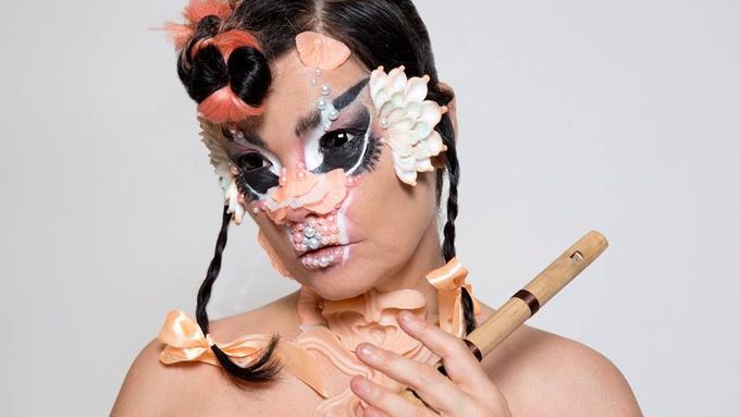 Björk a flétna.