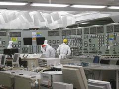 Technici v řídícím centru elektrárny.