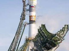 Ruská raketa Sojuz vynáší do kosmu evropskou družici Galileo.