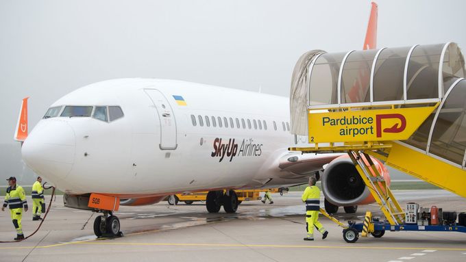 Letadlo ukrajinského nízkonákladového dopravce SkyUp na letišti v Pardubicích
