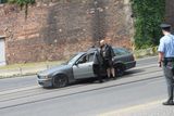 Z úřady vyšel neuniformovaný policista a požádal muže, aby auto odvezl ze silnice.