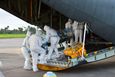 Zdravotníci nakládají kněze nakaženého ebolou do transportu Španělské vzdušné síly k přepravě do Španělska, kde má podstoupit další léčbu.