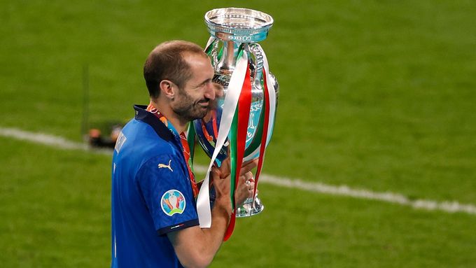 Giorgio Chiellini s trofejí pro mistry Evropy v roce 2021.