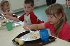 Rodiče nezvládají platit dětem školní obědy. Deset tisíc žáků se neobejde bez státní podpory