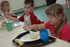Rodiče nezvládají platit dětem školní obědy. Deset tisíc žáků se neobejde bez státní podpory