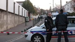 Francie v nejvyšší pohotovosti, střelec stále uniká