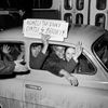 Pouliční oslavy vítězství československých hokejistů nad týmem Sovětského svazu na MS ve Stockholmu, březen 1969.