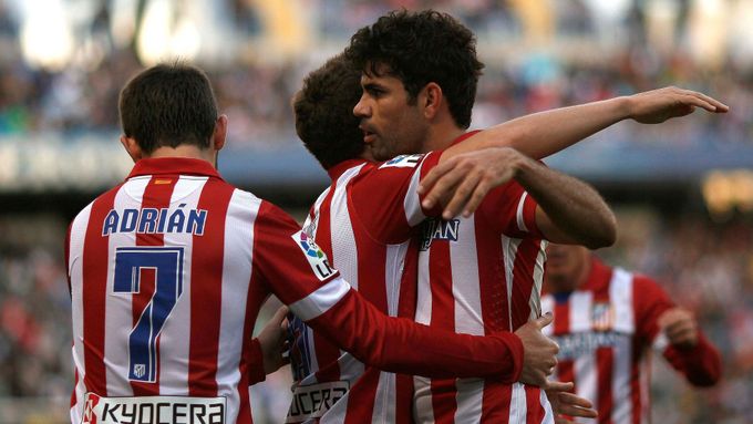 Adrián Lopez a Diego Costa gratulují Kokemu. Atlético zase vyhrálo.