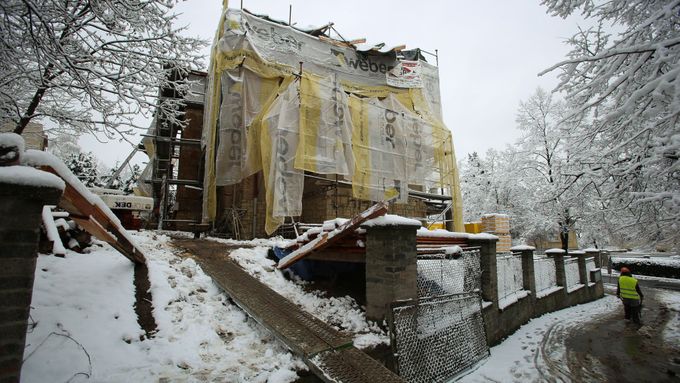 Dělníci rekonstruují dům Vratislava Mynáře.
