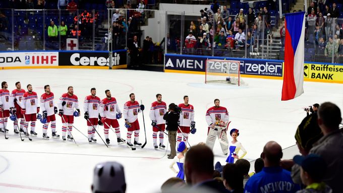 Hokejisté si poslechli českou hymnu i po pátém utkání na mistrovství světa v Rusku.