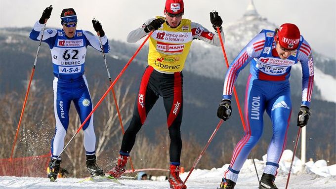 Lukáš Bauer (uprostřed) uhání po trase závodu světového poháru v Liberci. Za způsob, jakým sem firmy navezly sníh, teď padly první pokuty