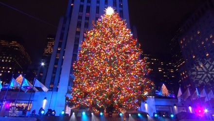 Vánoce mohou začít. <strong>Strom</strong> před Rockefellerovým obchodním centrem už svítí