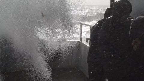 VIDEO: Lidé pozorovali moře rozdivočelé bouří Ophelia. Než k nim dorazila obří vlna