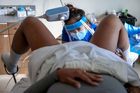 Uvnitř kliniky Planned Parenthood v Birminghamu ve státě Alabama lékařka Shelly Tienová provádí chirurgickou interrupci.