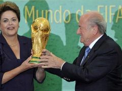 Rousseffová přebírá od Blattera pohár pro vítěze mistrovství světa ve fotbale.