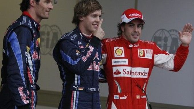 Sebastian Vettel slaví s Webberem a Alonsem úspěšnou kvalifikaci na VC Austrálie