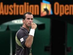 Radek Štěpánek gestikuluje při utkání s Davidem Ferrerem na Australian Open.