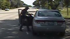 Policista míří na Sandru Blandovou. Záběr z kamery na policejním autě.