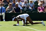 Obavy se potvrdily. Vedrem vysušená tráva v All England Clubu dělá tenistům a zejména tenistkám velké problémy. Na zemi skončila první den grandslamu Venus Williamsová...