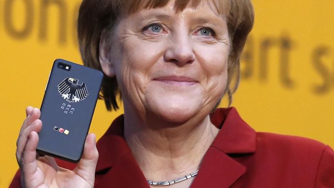 Německá kancléřka Angela Merkelová drží v ruce smartphone BlackBerry Z10.
