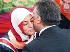 Prezidentova dcera Kübra Gülová. Také ona byla kritizována za nošení šátku na veřejnosti.