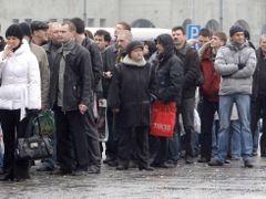 Fronty na práci se prodlouží... Snímek je z 18. března 2009 z Petrohradu, kde lidé stojí před úřadem práce. V důsledku krize jich v Rusku přišly o práci miliony.