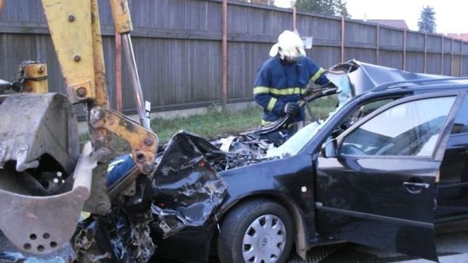 Podle hasičů může řidič octavie mluvit o štěstí, že jeho vůz měl dobrý rám karoserie a airbagy.
