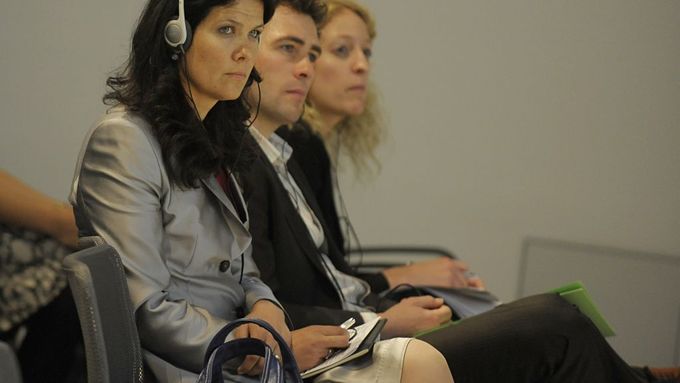 Joanna Hafenmayer (vlevo) na pražském CSR Summitu 2012 v Centru současného umění DOX.