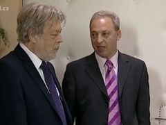 Coby hejtman Kárský právě zaměstnává krizového manažera Jana Kanyzu.