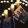 Svíčky na památku zavražděných studentů na Rabinově náměstí v Tel Avivu.
