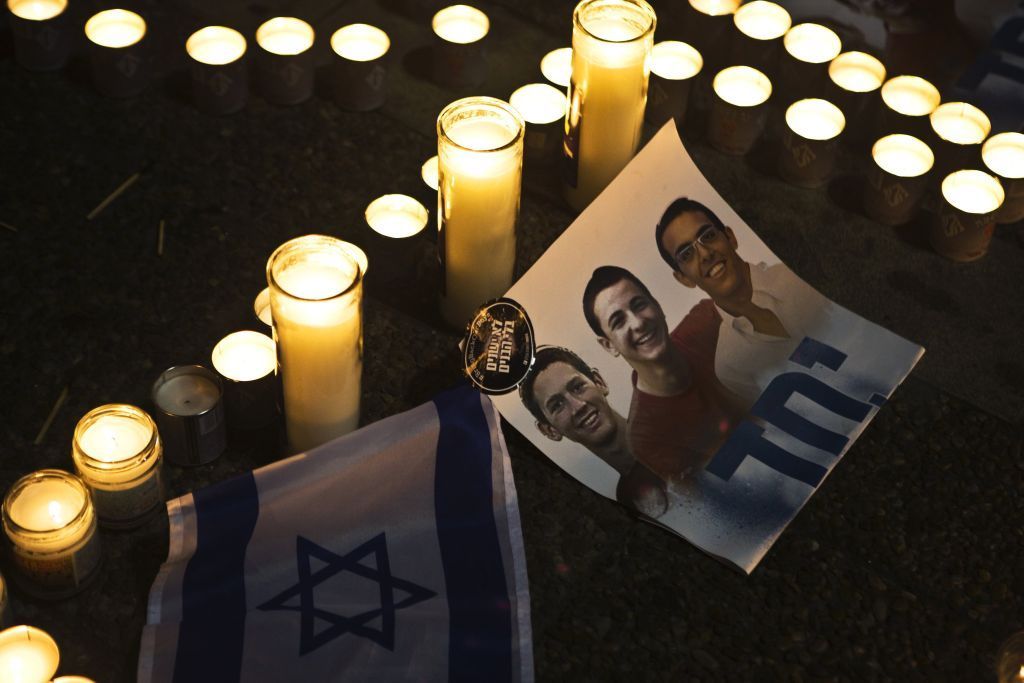 Svíčky na památku zavražděných studentů na Rabinově náměstí v Tel Avivu.