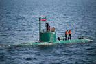 Írán hrozí uzavřením průlivu - nelíbí se mu hrozba dalších sankcí kvůli jadernému programu. Na snímku íránští vojáci na ponorce během lednových manévrů v blízkosti Hormuzského průlivu.