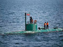 Íránská ponorka u Hormuzského průlivu.