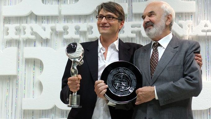 Otec a syn Svěrákovi měli na festivalu v hlavní soutěži svůj film Vratné lahve. Byl úspěšný i ve Varech - vyhrál divácké hlasování a Zdeněk Svěrák získal zvláštní uznání poroty za scénář.