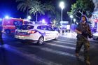 Nákladní auto najelo do davu v Nice, na místě jsou desítky mrtvých a stovka zraněných