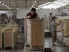 Jedna z továren na výrobu nábytku v jižní Číně.