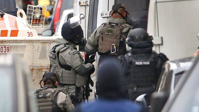Protiteroristický zásah policie v belgické metropoli Bruselu. Podle Mičánka mají s terorismem největší problém země, kde druhá a třetí generace imigrantů tíhne k extermismu.
