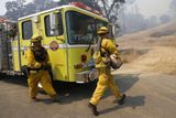 Do záchranných operací jsou zapojeny tisíce hasičů.
