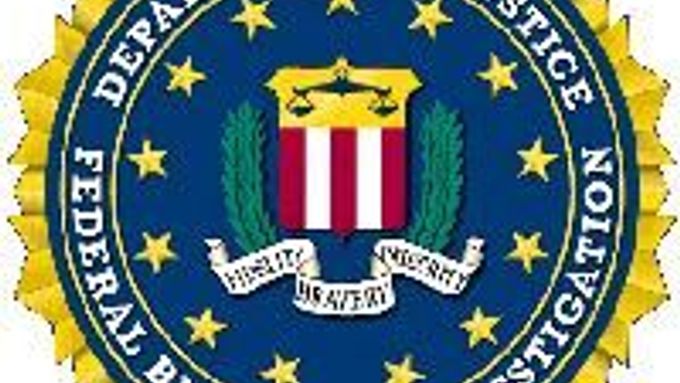 V srpnu americká FBI zatkla třiadvacetiletého Brita Marcuse Hutchinse, který v květnu zastavil šíření viru WannaCry. Ten napadl 300 000 počítačů ve 150 zemích.